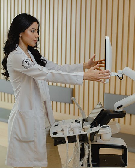 Médica realizando ultrassonografia na clínica Canto do Forte
